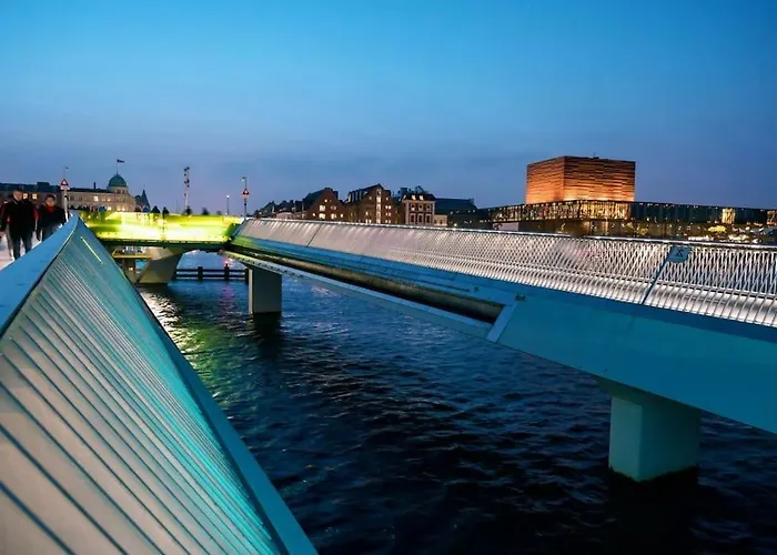 Apartment Chic In Vibrant Area By Canals