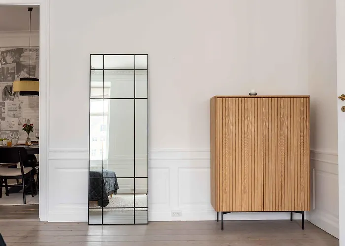 Chic In Vibrant Area By Canals Apartment *