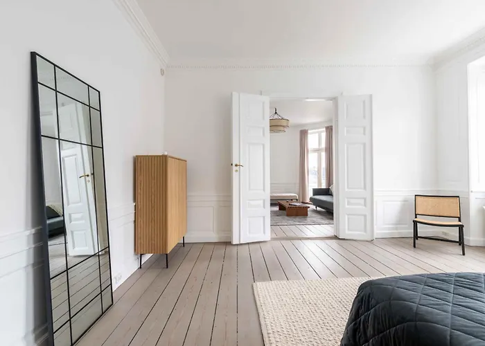 Apartment Chic In Vibrant Area By Canals *