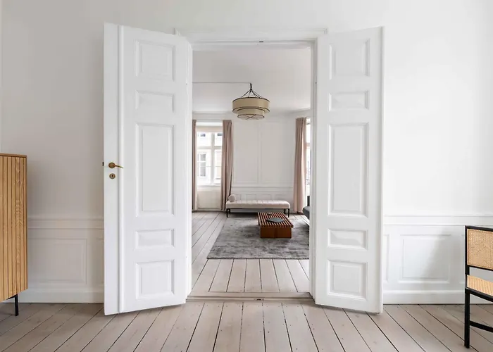 Chic In Vibrant Area By Canals Apartment *