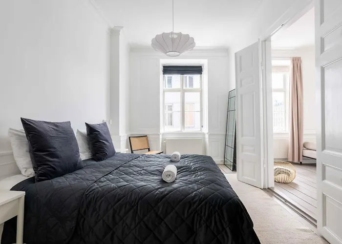 Chic In Vibrant Area By Canals