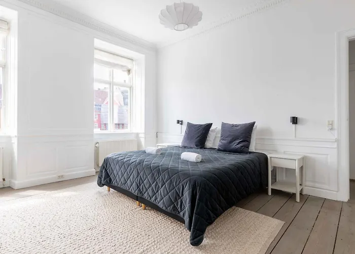 Chic In Vibrant Area By Canals Apartment