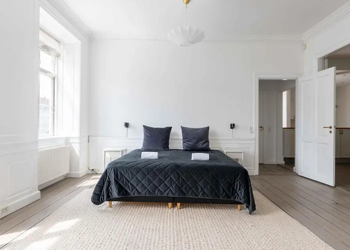 Chic In Vibrant Area By Canals Apartment *