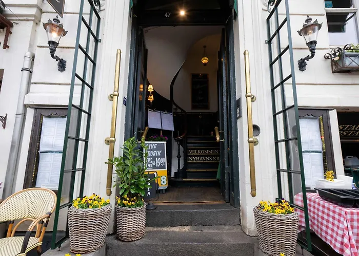 Chic In Vibrant Area By Canals Apartment