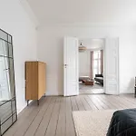 Апартаменты Chic In Vibrant Area By Canals *